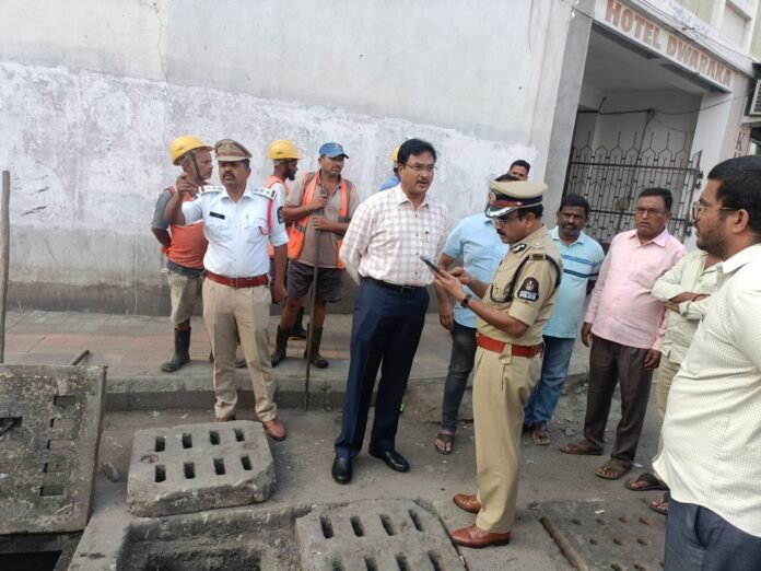 Additional Commissioner of Traffic in Lakkadikapool area facing flood threat Hydra Commissioner AV Ranganath along with Vishwaprasad once again conducted a field level inspection on Friday.. Hydra, Traffic, GHMC, Jalmandal officials and staff participated in this inspection.