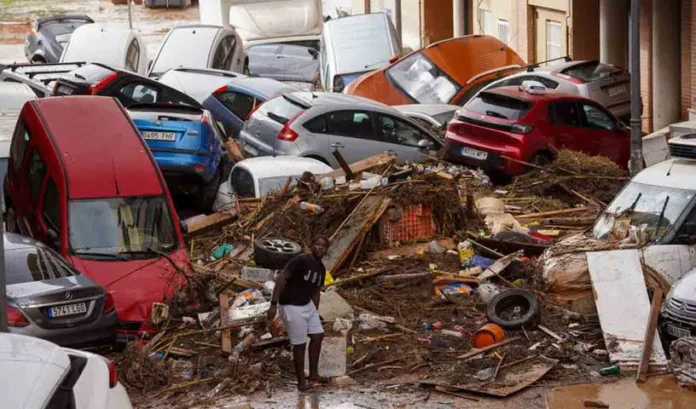 Heavy rains More than 158 people died Major cities facing rivers.. Containers washed away by floods