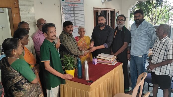 nquired about the welfare of the elderly. Donation of 30 thousand rupees. Peddi Shankar, the founder of the Ashram, expressed his gratitude.