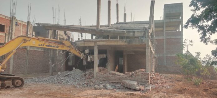 Hydra demolitions in Neknampur.. Actions on Villas in Big Pond