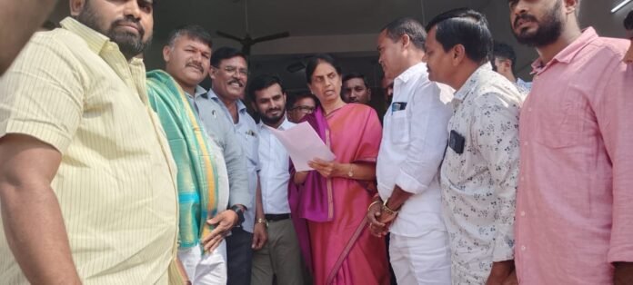 Former Presidents who appealed Cherukupalli Venkata Reddy.. MLA Sabitha Indra Reddy handed over petition..