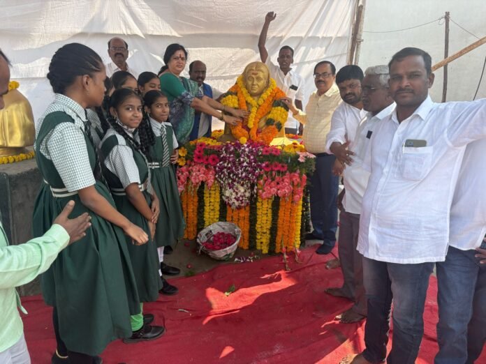 Many people paid tribute to Savitri Phule by garlanding the statue..