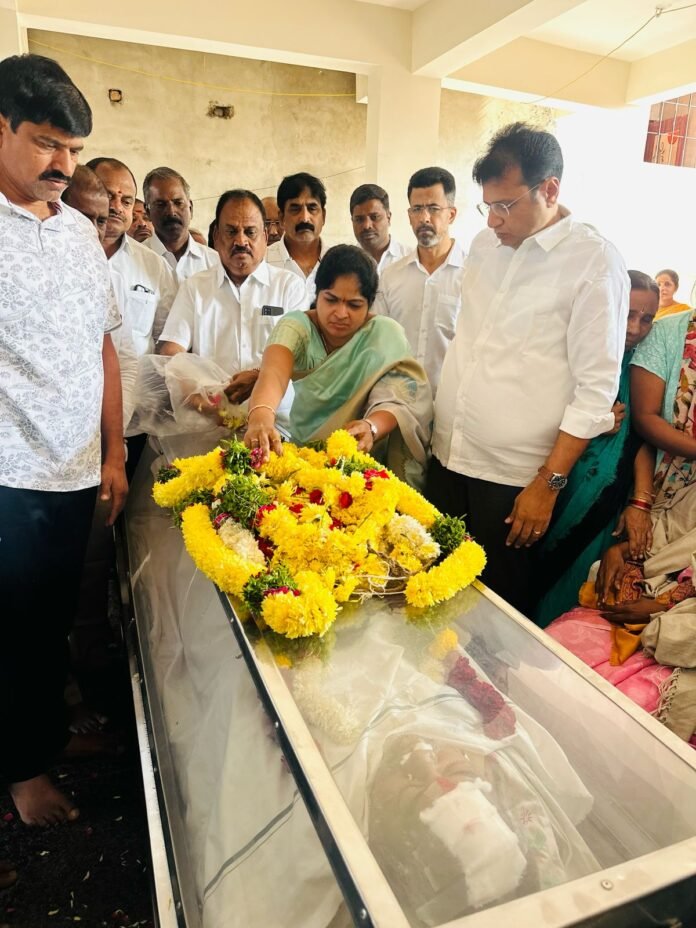 Minister Sridhar Babu and former mayor Chigirintha Parijatha Narasimha Reddy paid tributes..