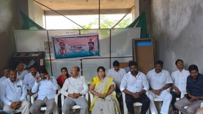 Present K.L.R., former mayor Chigirintha Parijatha Narasimha Reddy..