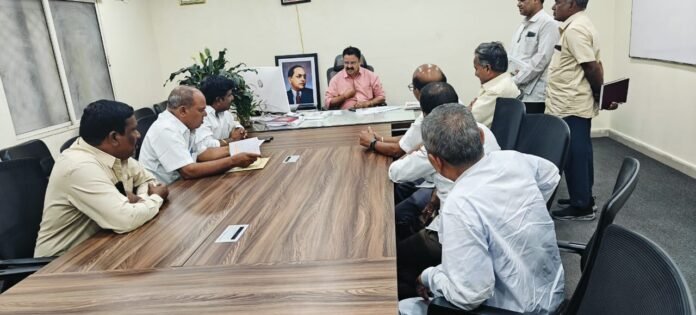 Members of the Defense Colony Welfare Association met the corporator.