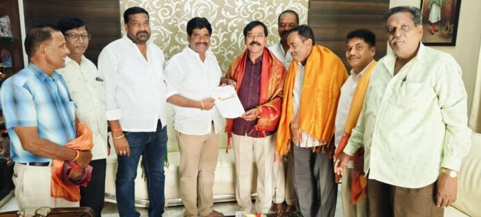 Corporator Kallem Navajivan Reddy congratulated the new members..