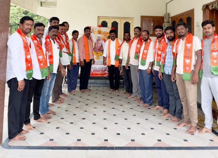 Corporator Kallem Navajivan Reddy paid tributes on this occasion..