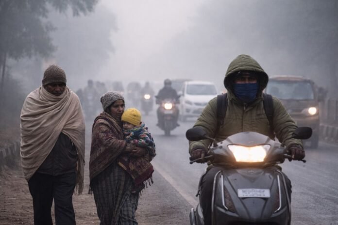 తెలంగాణలో చలి తీవ్రత, ఉత్తర జిల్లాల్లో దట్టమైన పొగమంచు, చలిలో వణుకుతున్న ప్రజలు, ఉదయం వేళ మంచు కమ్ముకున్న రహదారి