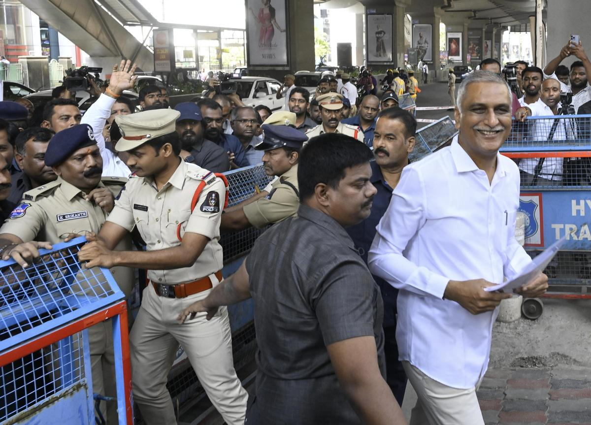 జూబ్లీహిల్స్ పోలీస్ స్టేషన్‌కు చేరుకున్న బీఆర్‌ఎస్ ఎమ్మెల్యే, మాజీ మంత్రి హరీశ్‌రావు – ఫోన్ ట్యాపింగ్ కేసు సిట్ విచారణ సందర్భంగా