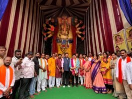 30 అడుగుల మట్టి మహా గణపతికి ప్రత్యేక పూజలు..